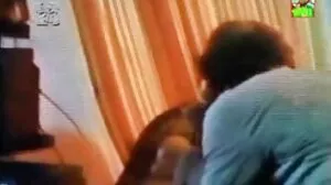கட்டப்பட்ட லாட் புக்ஸம் வேலை செய்யும் பெண்ணுக்காக காத்திருக்கிறார்