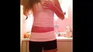 படி-பாட்டி தனது பேரனின் GF ஐ மயக்குகிறார்