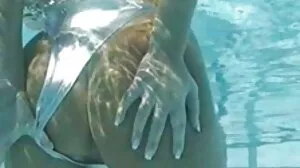 அனிதா ஒரு பொம்மையுடன் முதல் முறை