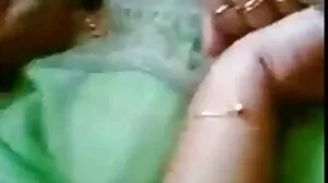 ஹாட் கூகர் ஸ்டெப்சனுக்கு அவளது புண்டையை வழங்குகிறது