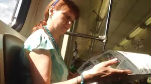 கிட்-கிரேசட் MILF க்கு பிளம்பர் இரையாகிறார்! :O