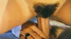 ப்ளாண்ட் MILF புதிய இறைச்சிக்காக வெளியிடப்பட்டது