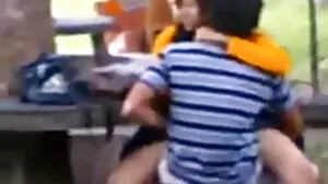 படி-பாட்டி தனது பேரனின் GF ஐ மயக்குகிறார்