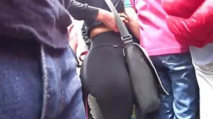 Blonde MILF Magnifique குளத்தில் சிறந்த உடலைக் காட்டுகிறது